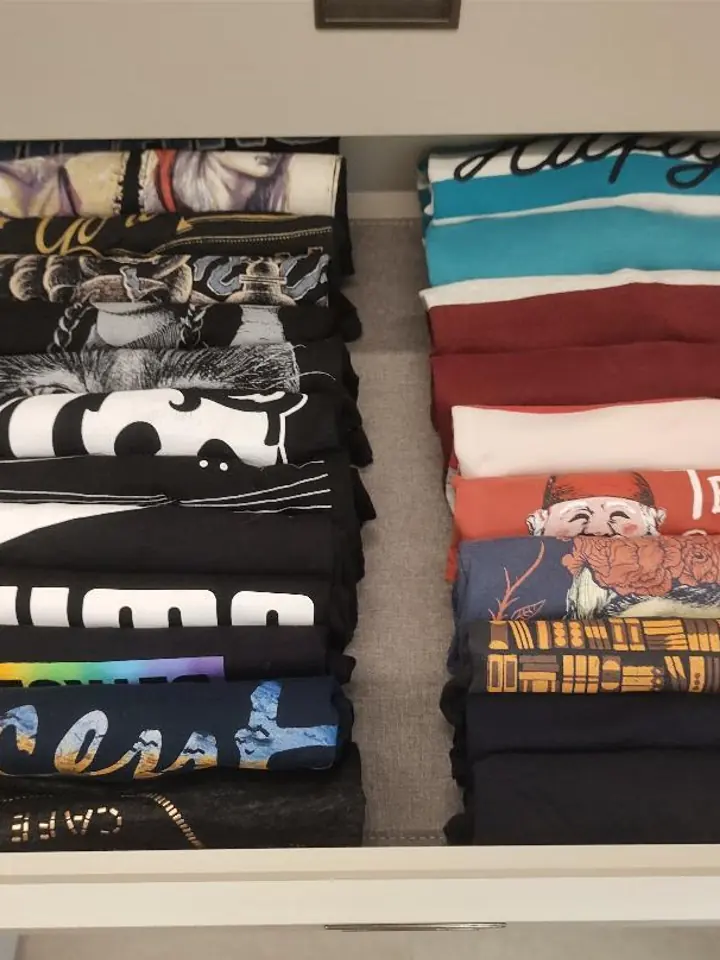 Gaveta com camisetas dobradas em pé
