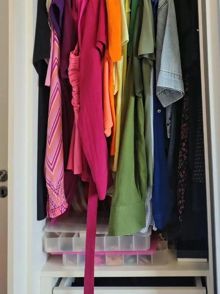 Armário com roupas penduradas em degradê de cores