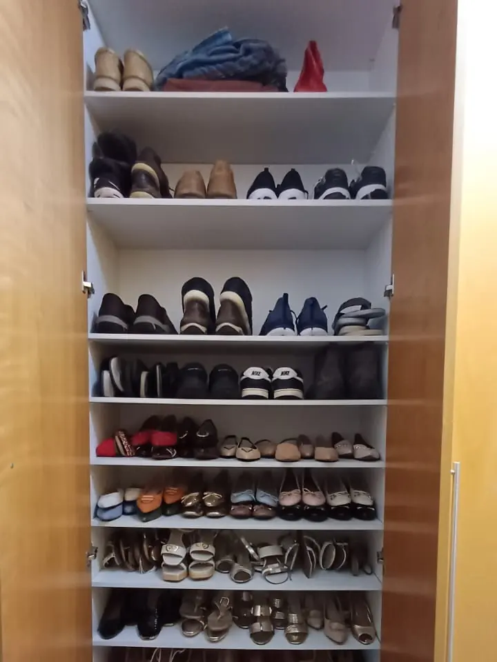 Sapateira organizada do chão ao teto