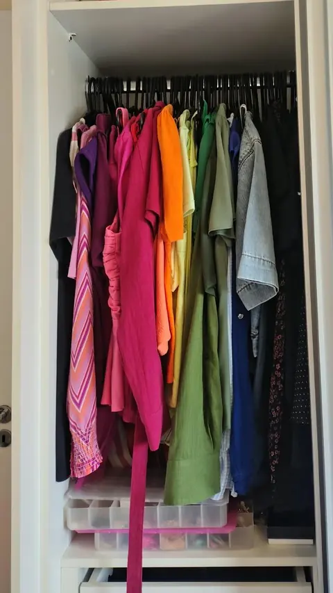 Armário com roupas penduradas em degradê de cores