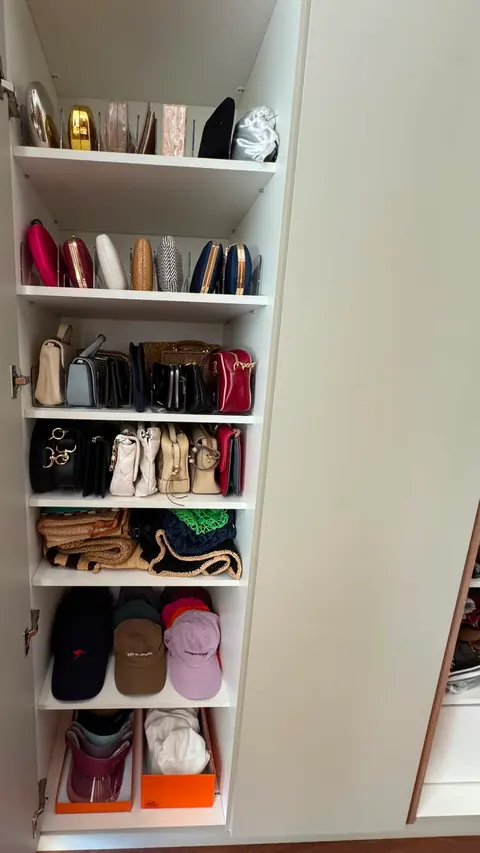 Nichos com bolsas, carteiras e bonés organizados