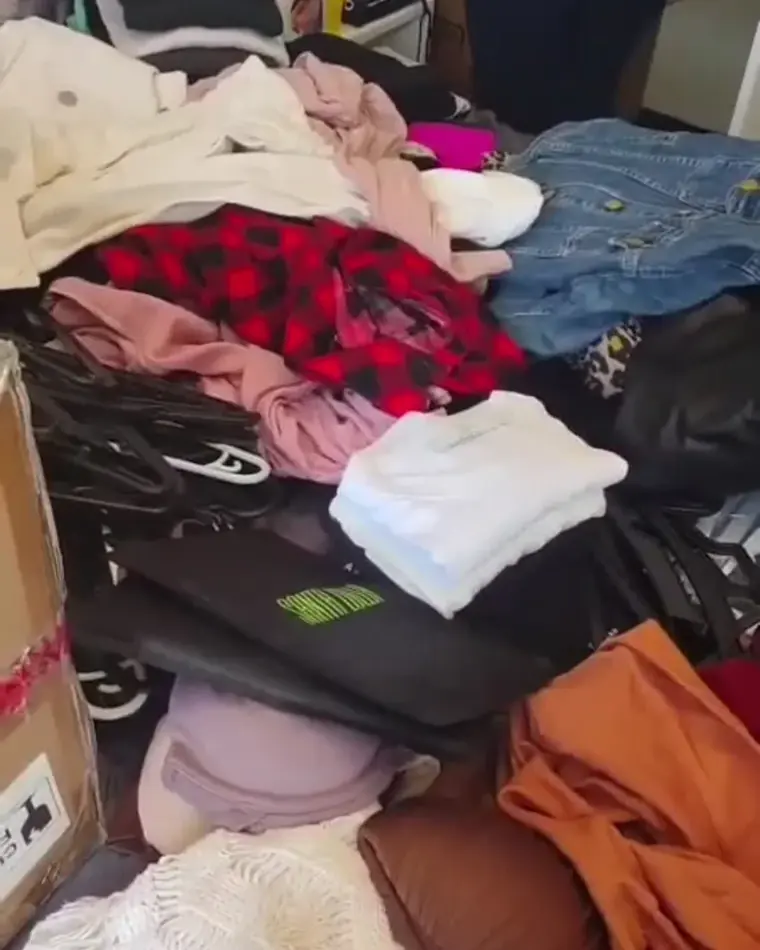 Roupas reunidas para triagem e desapego